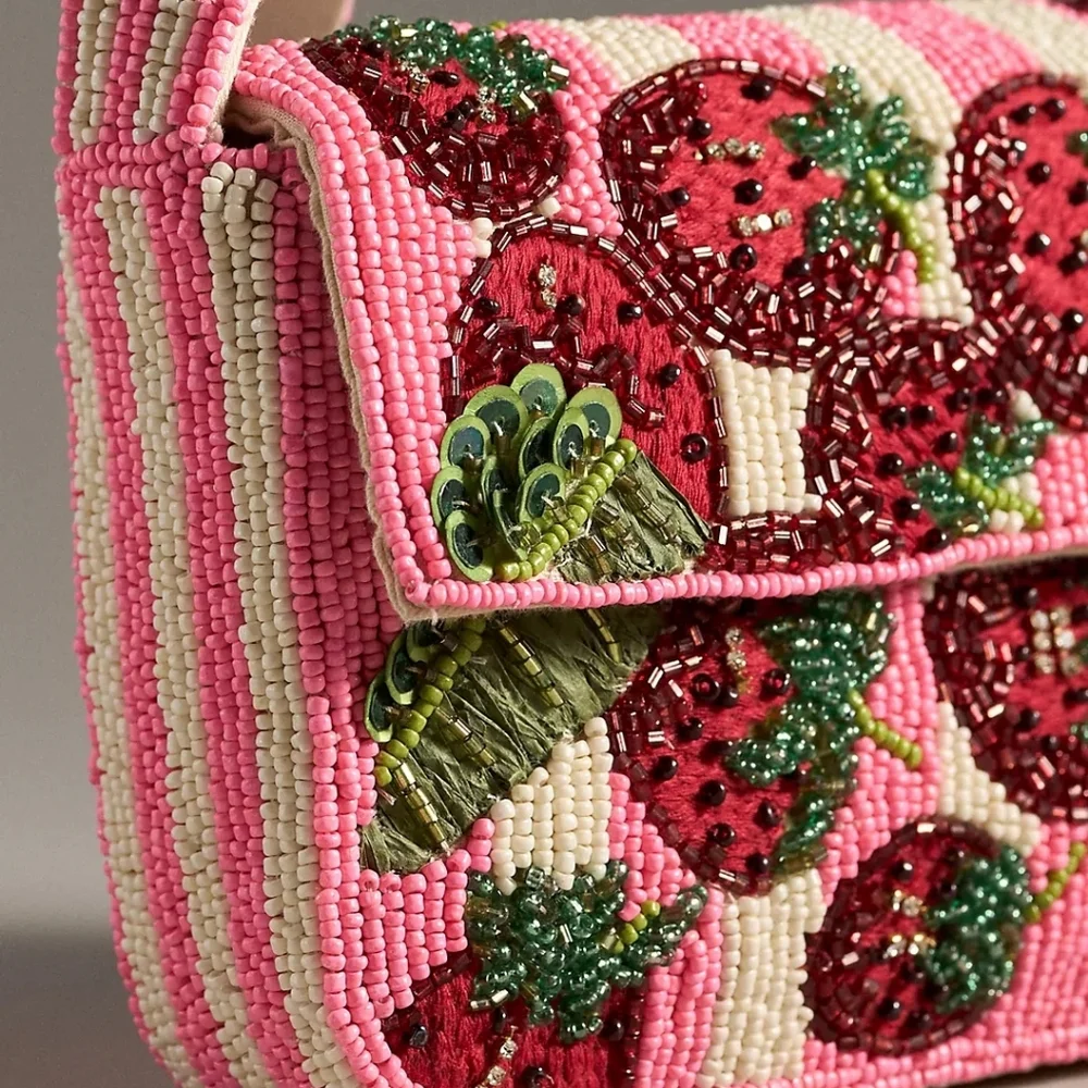 ๐ผ NWT Anthropologie Fiona strawberry beaded purse - Picture 4 of 5